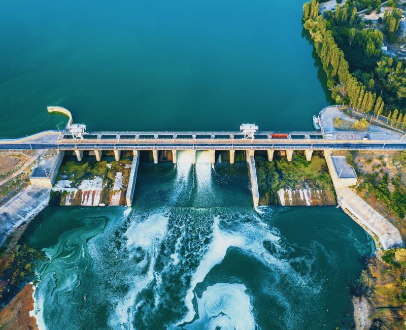 Hydroplant dam